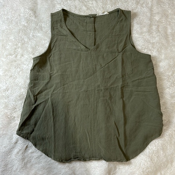 Green Pocket Tank Top with Button Back - Picture 7 of 7
